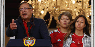 Petro dice que su hija menor se va del país porque ha sufrido «persecución psicológica»