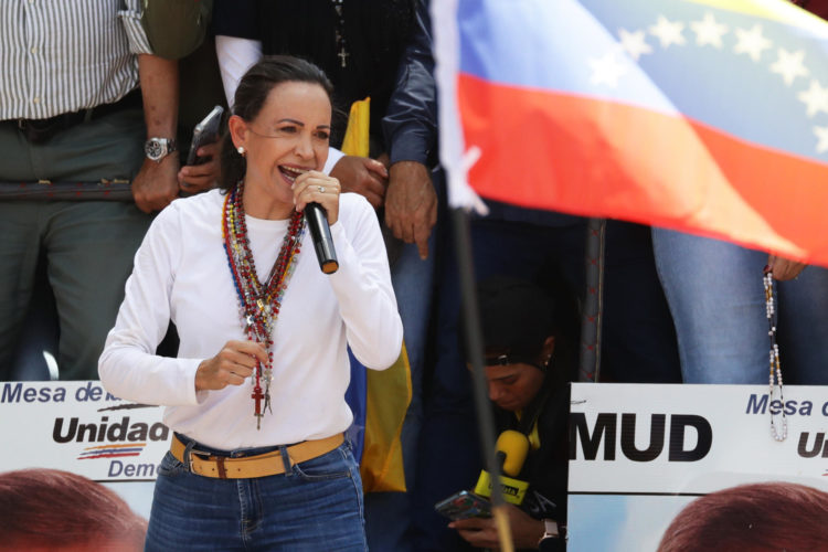 La líder opositora de Venezuela María Corina Machado habla en una protesta en rechazo a los resultados oficiales de las elecciones presidenciales -que dan la victoria al presidente Nicolás Maduro-, este 3 de agosto de 2024, en Caracas (Venezuela). EFE/ Ronald Peña R.