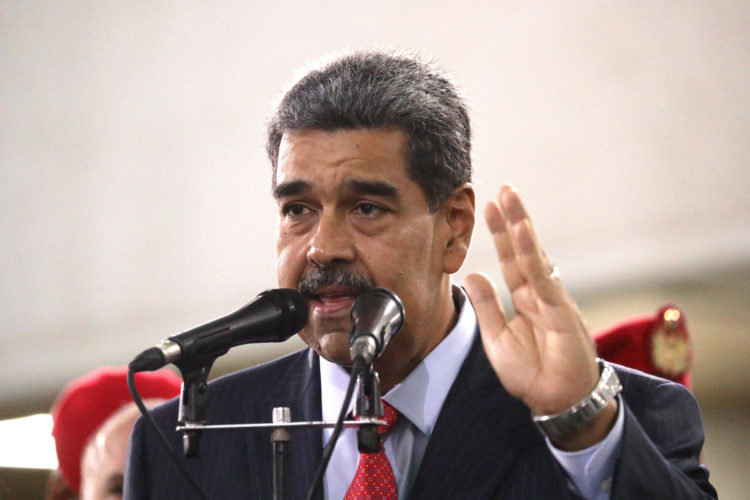 El presidente de Venezuela, Nicolás Maduro, habla a la salida del Tribunal Supremo de Justicia (TSJ) el miércoles en Caracas (Venezuela), cuando acudió a interponer un recurso de amparo ante la Sala Electoral del TSJ en el que pide aclarar "todo lo que haya que aclarar" sobre los comicios. EFE/ Ronald Peña R.