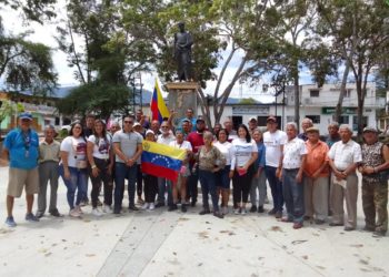 La oposición de Rafael Rangel elevó una oración al creador y entonó el Himno Nacional frente a Bolívar