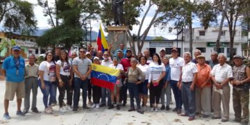 La oposición de Rafael Rangel elevó una oración al creador y entonó el Himno Nacional frente a Bolívar