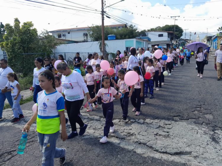 Aspecto del desfile inicio de las actividades recreativas de los niños y adolescentes