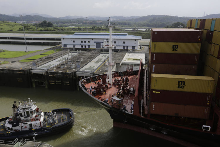 Buque portacontenedores transita, este lunes por las esclusas de Cocolí, en Ciudad de Panamá (Panamá). EFE/ Carlos Lemos