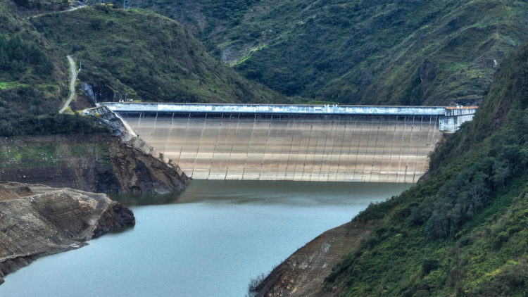 Fotografía de archivo del embalse Mazar, en la provincia del Azuay (Ecuador). EFE/ Robert Puglla