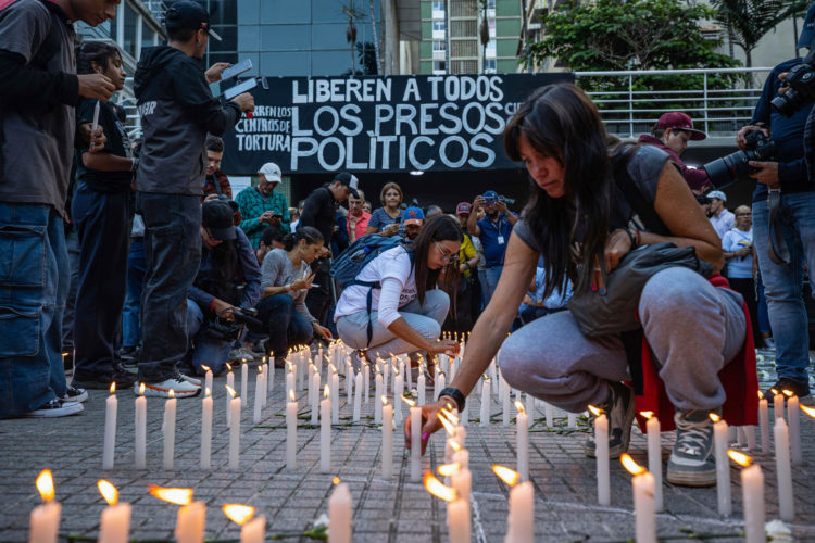 Fotografía de archivo del 8 de agosto de 2024, en donde se ven personas mientras prenden velas en una gran vigilia nacional por los presos políticos, convocada por la oposición en Caracas (Venezuela). EFE/ Henry Chirinos