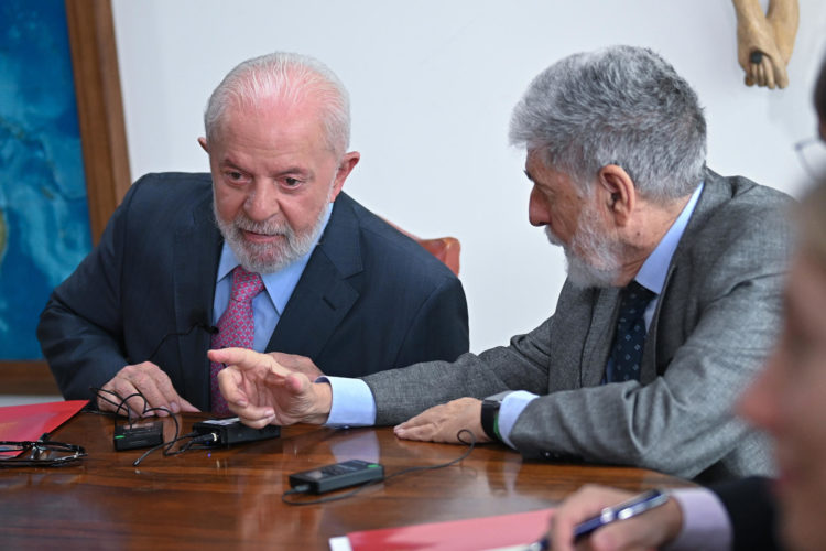 Fotografía de archivo del presidente de Brasil, Luiz Inácio Lula da Silva (i), conversa con Celso Amorim, jefe de la Asesoría Especial de la Presidencia de Brasil para Asuntos Internacionales. EFE/ Andre Borges