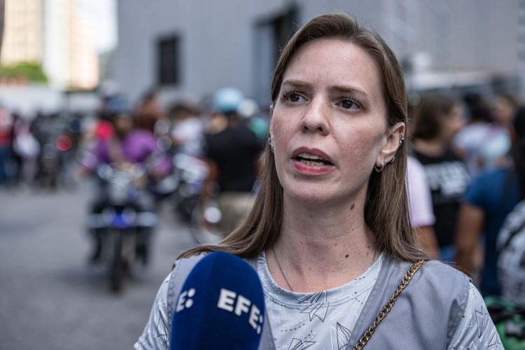 La coordinadora jurídica de la ONG Foro Penal, Stefania Migliorini, habla con la prensa este jueves, en el comando zona 7 del Cuerpo Policía Nacional Bolivariana (CPNB) en Caracas (Venezuela). EFE/ Henry Chirinos