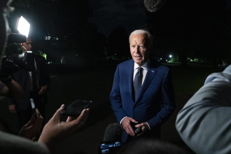 El presidente estadounidense, Joe Biden, responde a las preguntas de los periodistas después de aterrizar en Marine One en el jardín sur de la Casa Blanca en Washington, DC, EE. UU., el 30 de julio de 2024. EFE/EPA/Ken Cedeno/Pool
