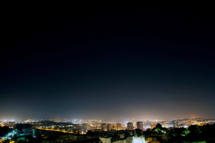 Imagen de archivo del cielo iluminado de A Coruña (Galicia). EFE/ Cabalar