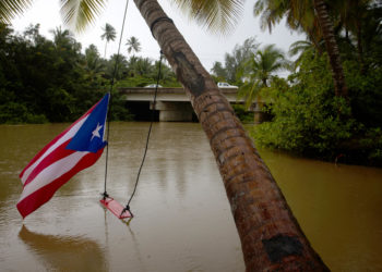Cientos de personas refugiadas y carreteras bloqueadas en Puerto Rico por huracán Ernesto
