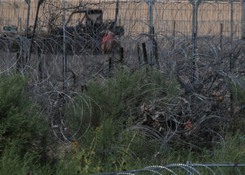 Texas amplía su controversial alambrada antimigrantes en la frontera con México