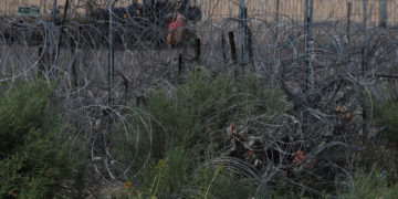 Texas amplía su controversial alambrada antimigrantes en la frontera con México