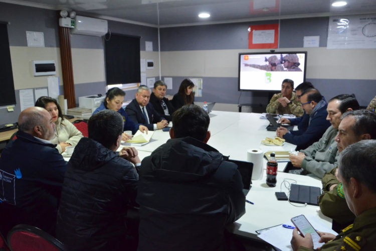 FotografÍa cedida por el Ministerio del Interior, de una sesión del Consejo de Seguridad Fronteriza con distintas entidades, este jueves en Colchane (Chile). El Gobierno de Chile anunció este jueves una serie de medidas para reforzar su frontera norte ante una posible nueva ola de migrantes procedentes de Venezuela, que incluye controles biométricos y mayor vigilancia aérea. EFE/ Ministerio del Interior de Chile