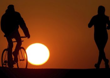 Los humanos envejecen de manera drástica en dos etapas: a los 44 y a los 60