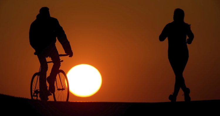 En la imagen, una pareja practica deporte al atardecer en Múnich, Alemania. EFE/Steven Hoppe