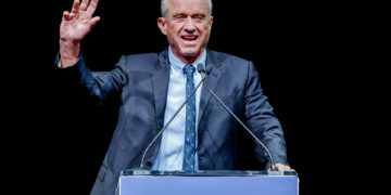Kennedy anunciará su retirada este viernes y pasará a las filas de Trump, según medios