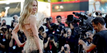 Nicole Kidman cautiva en su regreso la alfombra roja veneciana veinte años después