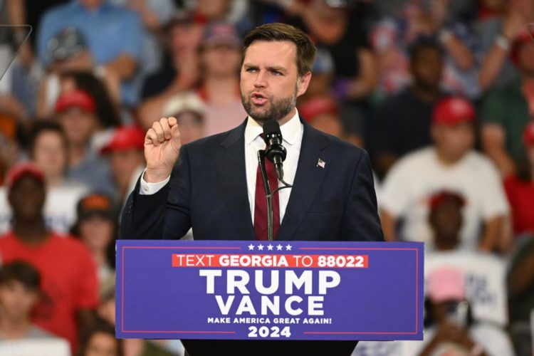 El candidato republicano a la vicepresidencia, el senador JD Vance de Ohio, habla durante un mitin de campaña en el Centro de Convocatoria del Estado de Georgia en Atlanta, Georgia, EE.UU., el 03 de agosto de 2024. EFE/EDWARD M. PIO RODA