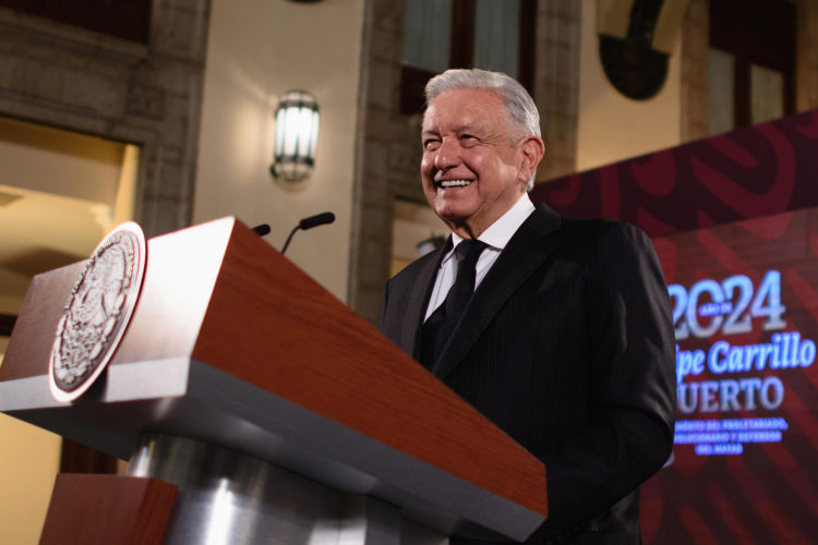 Fotografía cedida por la presidencia de México del mandatario mexicano, Andrés Manuel López Obrador, durante una conferencia de prensa este jueves en el Palacio Nacional de la Ciudad de México (México). EFE/Presidencia de México/SOLO USO EDITORIAL/SOLO DISPONIBLE PARA ILUSTRAR LA NOTICIA QUE ACOMPAÑA (CRÉDITO OBLIGATORIO)