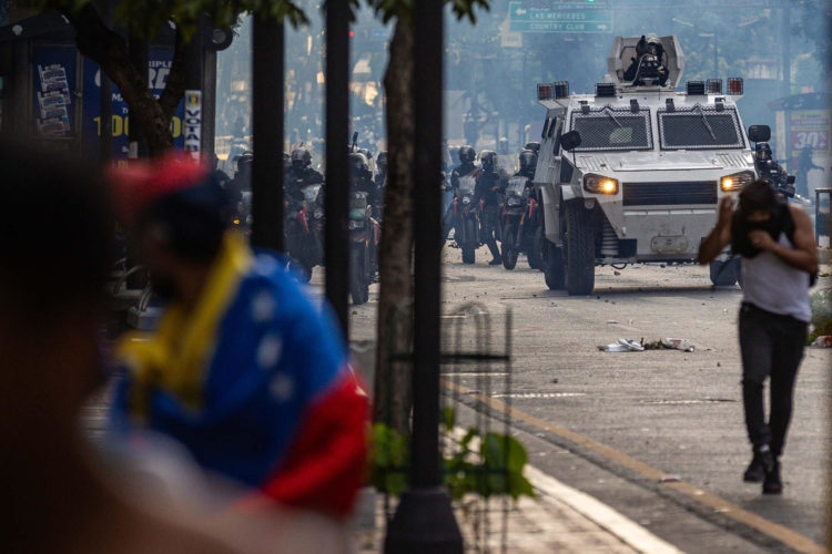 Fotografía de manifestantes durante enfrentamientos entre opositores y miembros de la Guardia Nacional Bolivariana (GNB), por los resultados de las elecciones presidenciales, en Caracas (Venezuela). EFE/ Henry Chirinos