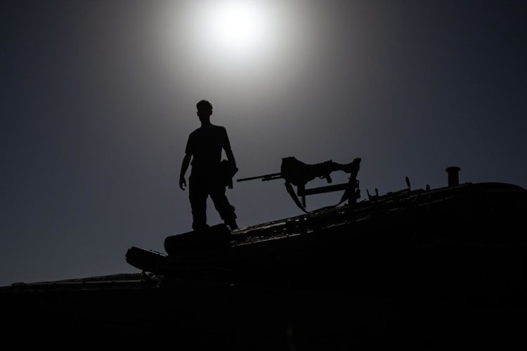 Un soldado israelí se encuentra sobre un tanque de batalla en la frontera con la Franja de Gaza, sur de Israel, 24 de noviembre de 2023. EFE/EPA/CHRISTOPHE PETIT TESSON