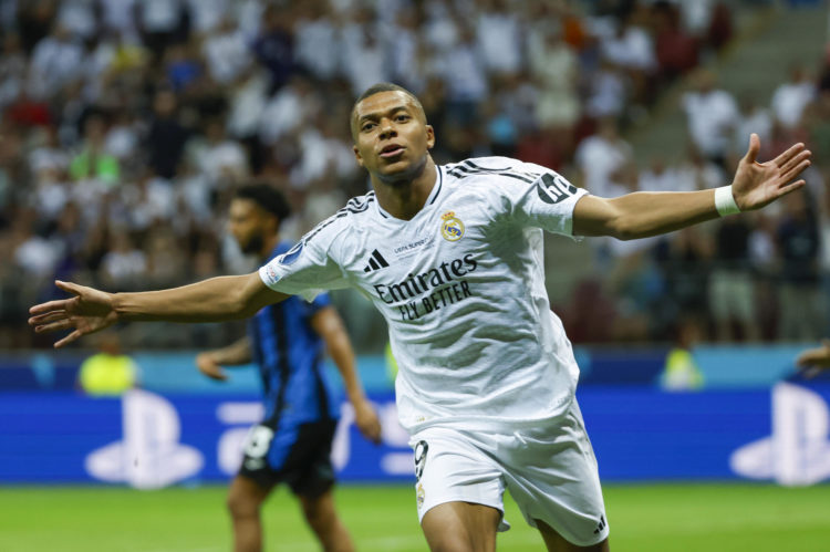 VARSOVIA, 14/08/2024.- El delantero francés del Real Madrid Kylian Mbappé celebra su gol durante la disputa de la Supercopa de Europa de fútbol que Real Madrid y Atalanta juegan este miércoles en el Estadio Nacional de Polonia, en Varsovia.EFE/ Mariscal