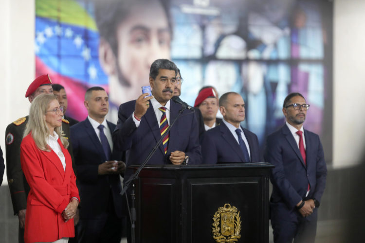 Fotografía cedida por Prensa Miraflores del presidente de Venezuela, Nicolás Maduro (c), hablando durante una rueda de prensa en el Tribunal Supremo de Justicia, este viernes 9 de agosto de 2024 en Caracas. EFE/Prensa Miraflores