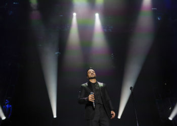 Luis Fonsi aprieta el corazón al cantar contra la explotación infantil en ‘City of Dreams’