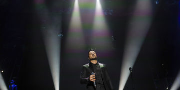 Luis Fonsi aprieta el corazón al cantar contra la explotación infantil en ‘City of Dreams’