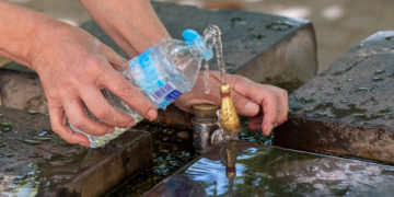 Reducir el consumo de bebidas en plástico disminuye la presión arterial, según un estudio