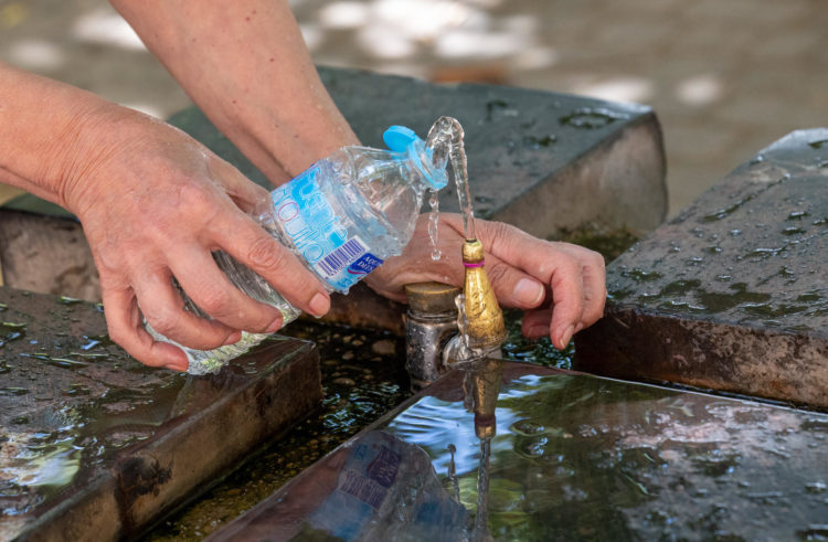 Una mujer llena una botella de agua en una imagen de archivo. EFE/Raquel Manzanares