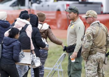Un juez de Texas bloquea temporalmente un plan de regularización de inmigrantes de Biden