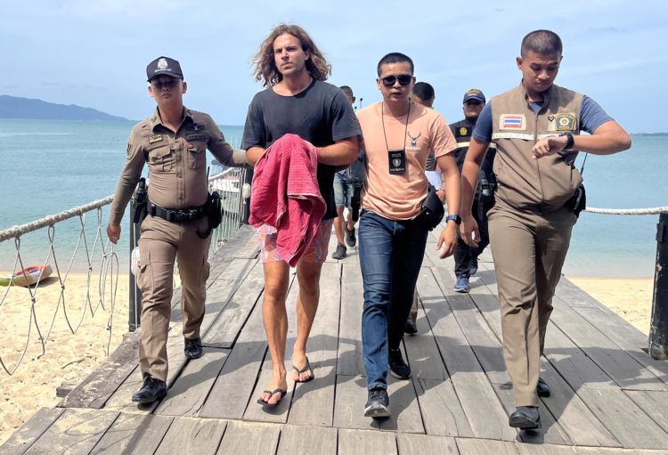 07/08/2023.- El chef español Daniel Jerónimo Sancho, hijo del actor Rodolfo Sancho, es escoltado por la policía tailandesa en el puerto de la isla Koh Samui, en Tailandia, de camino a los juzgados. El joven de 29 años ha sido acusado de asesinar al cirujano colombiano Edwin Arrieta Arteaga y de desmembrar su cuerpo para luego depositar las partes en el vertedero y en el mar, según datos policiales. EFE/Somkeat Ruksaman