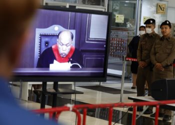 El Constitucional de Tailandia destituye al primer ministro tras disolver partido opositor