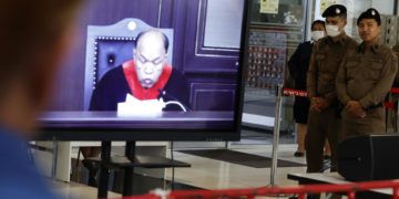 El Constitucional de Tailandia destituye al primer ministro tras disolver partido opositor