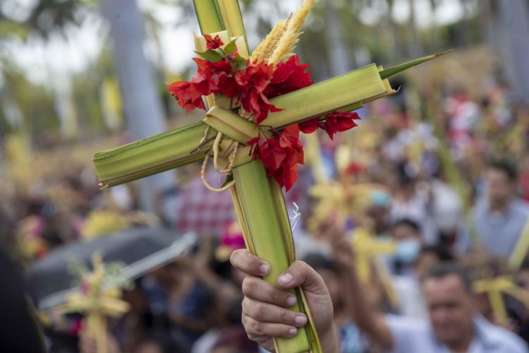 Fotografía de archivo en donde se ve a una persona que sostiene una cruz de palma en la misa del Domingo de Ramos, en el inicio de las festividades religiosas de Semana Santa, en Managua (Nicaragua). EFE/ Jorge Torres