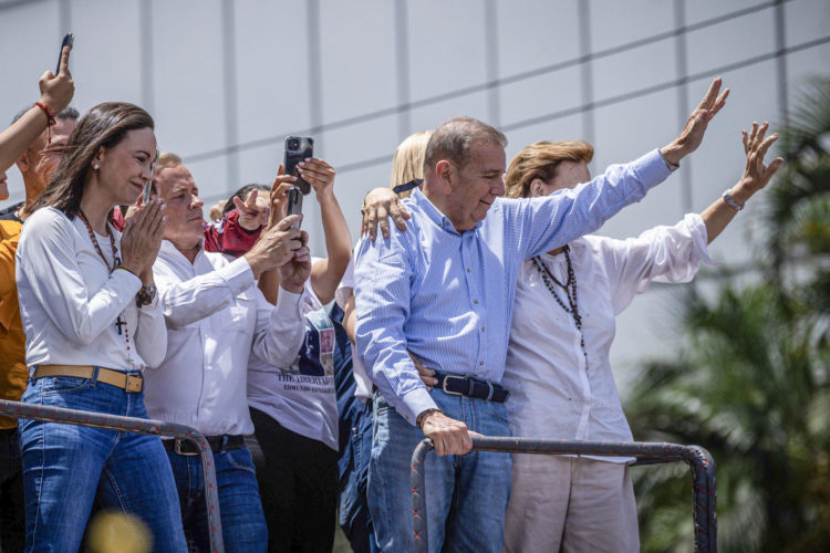 La líder opositora venezolana María Corina Machado (i) y el candidato a la presidencia de Venezuela Edmundo González Urrutia (d). EFE/ Henry Chirinos