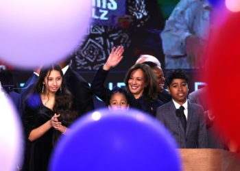 Harris se sumerge en una campaña histórica contra Trump