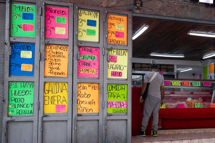 Fotografía de archivo en donde se ven precios de productos en la fachada de un local, el 16 de julio de 2024 en Caracas (Venezuela). EFE/ Ronald Peña R.