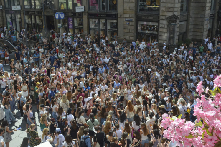 Decenas de seguidores de la estrella estadounidense se reunieron en el centro de la capital austríaca para cantar, como esperaban hacerlo durante los conciertos previstos del 8 al 10 de agosto, cancelados ante la amenaza terrorista. La cancelación de los tres conciertos de Taylor Swift en Viena debido a una amenaza terrorista inminente ha dejado a miles de fans, conocidos como 'swifties', incrédulos y desolados, aunque aliviados de que se haya evitado una posible tragedia.EFE/ Juan Aguilar