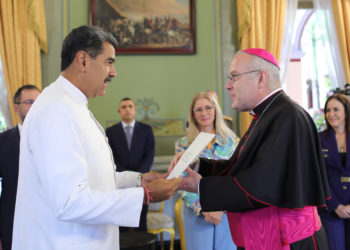 Maduro recibe las cartas credenciales del nuncio apostólico de la Santa Sede