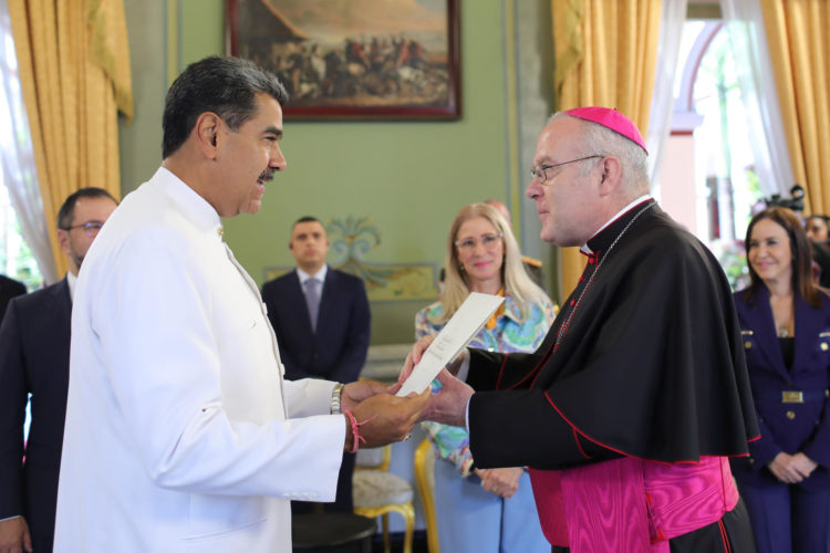 Fotografía cedida por Prensa Miraflores del presidente de Venezuela, Nicolás Maduro, durante un acto junto al monseñor Alberto Ortega Martín, este martes en Caracas (Venezuela). EFE/ Marcelo Garcia / Prensa Miraflores