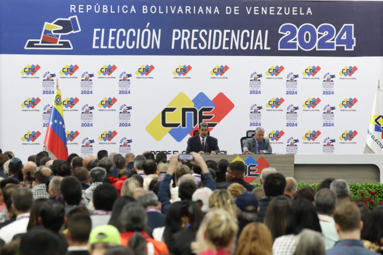 El presidente de Venezuela, Nicolás Maduro (i), habla luego de ser proclamado presidente reelecto por el Consejo Nacional Electoral (CNE) en Caracas (Venezuela). EFE/ Ronald Peña R.