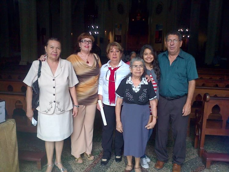 En la gráfica con mis hermanas  Dominga  y Ana “más  trujillanas  que  la  acema  carachera,  mi  hija  María  Valentina  y  vecinos  del barrio San Isidro.