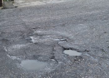 Troncal 007 en la Primera Sabana de Boconó con muchos botes de agua potable