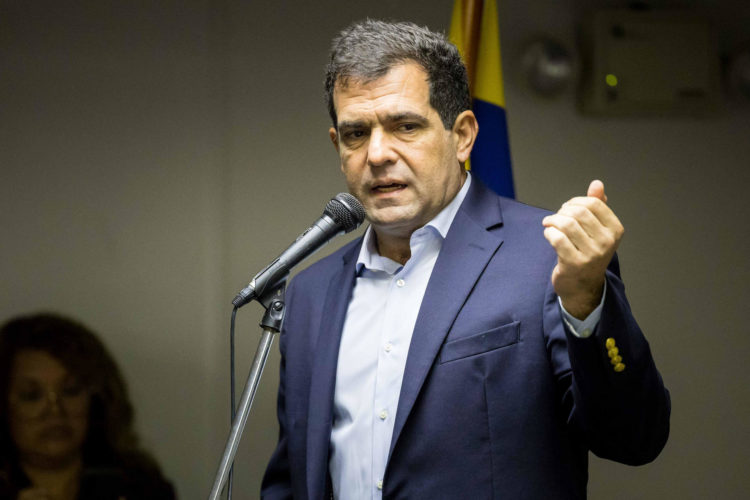 El director de Foro Penal, Alfredo Romero, participa en el encuentro con familiares de personas detenidas en protestas durante el 2024, en el anfiteatro de la Asociación de Profesores de la Universidad Central de Venezuela (APUCV), este jueves en Caracas (Venezuela). EFE/ Miguel Gutiérrez