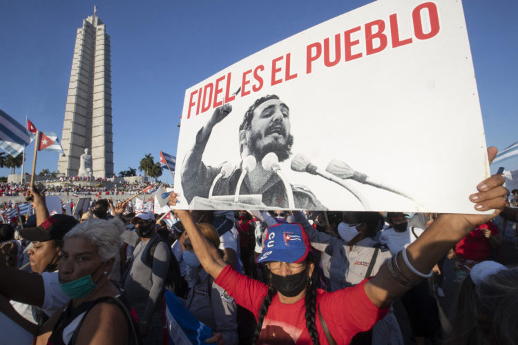 Fotografía de archivo del 01 de mayo de 2024 que muestra a una persona sosteniendo un cartel durante el desfile por el primero de mayo en La Habana (Cuba). EFE/ Yander Zamora