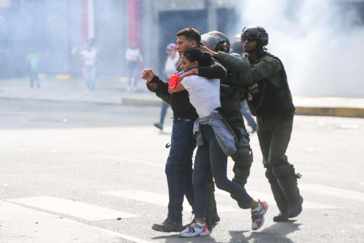 Fotografía de archivo de integrantes de la Guardia Nacional Bolivariana (GNB) que detienen a unas personas durante una protesta contra los resultados divulgados por el Consejo Nacional Electoral (CNE) de las elecciones presidenciales, el 29 de julio de 2024, en Caracas (Venezuela).EFE/ Manuel Díaz