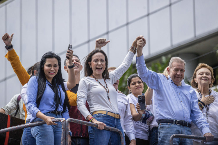 Fotografía de archivo del 30 de julio de 2024 de la líder opositora venezolana María Corina Machado (2-i) y el abanderado a la presidencia de la mayoría opositora Edmundo González Urrutia (d) en una manifestación, en Caracas (Venezuela). EFE/ Henry Chirinos