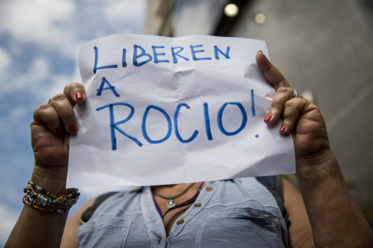 Fotografía de archivo en donde se ve a una mujer que sostiene un cartel que pide la liberación de la activista Rocío San Miguel en Caracas (Venezuela). EFE/ Miguel Gutierrez